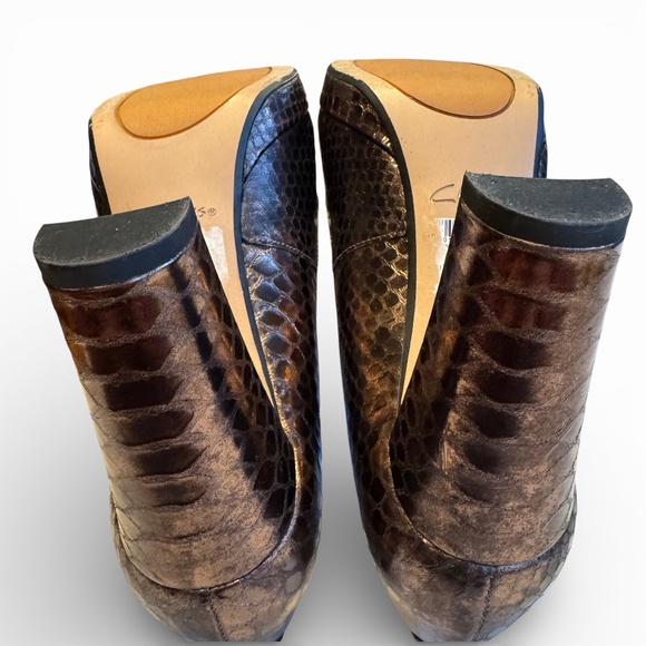 CLARKS Bronze textured leather platform pumps block heel size 8.5 - Picture 8 of 12